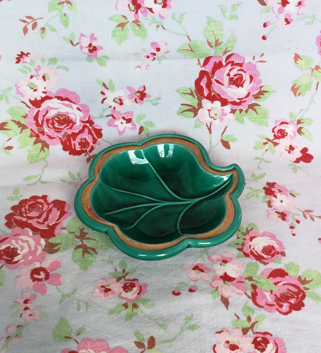 Vintage Français Majolique Vert Chou Latérale en Forme de Plaque Service Plat Céramique Funky Vaisse