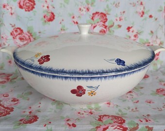 Sopera Digoin Sarreguemines "Mary Lou" de cerámica francesa vintage con diseño de flores azules y tapa. Fabricada en Francia.