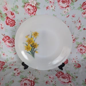 6 Arcopal Daffodils Soup Plates Bowl Plate Made in France Vintage French Country Home Yellow Flower Pattern Milk glass Resistant Pyrex
