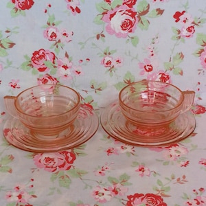 2 Vintage französische Art-Deco-Gondolo-Rosa-Bernstein-Glas-Kaffeetassen und Untertassen, die in Frankreich hergestellt werden Widerstandsfähiges kleines transparentes Bistro Arcopal Arcoroc