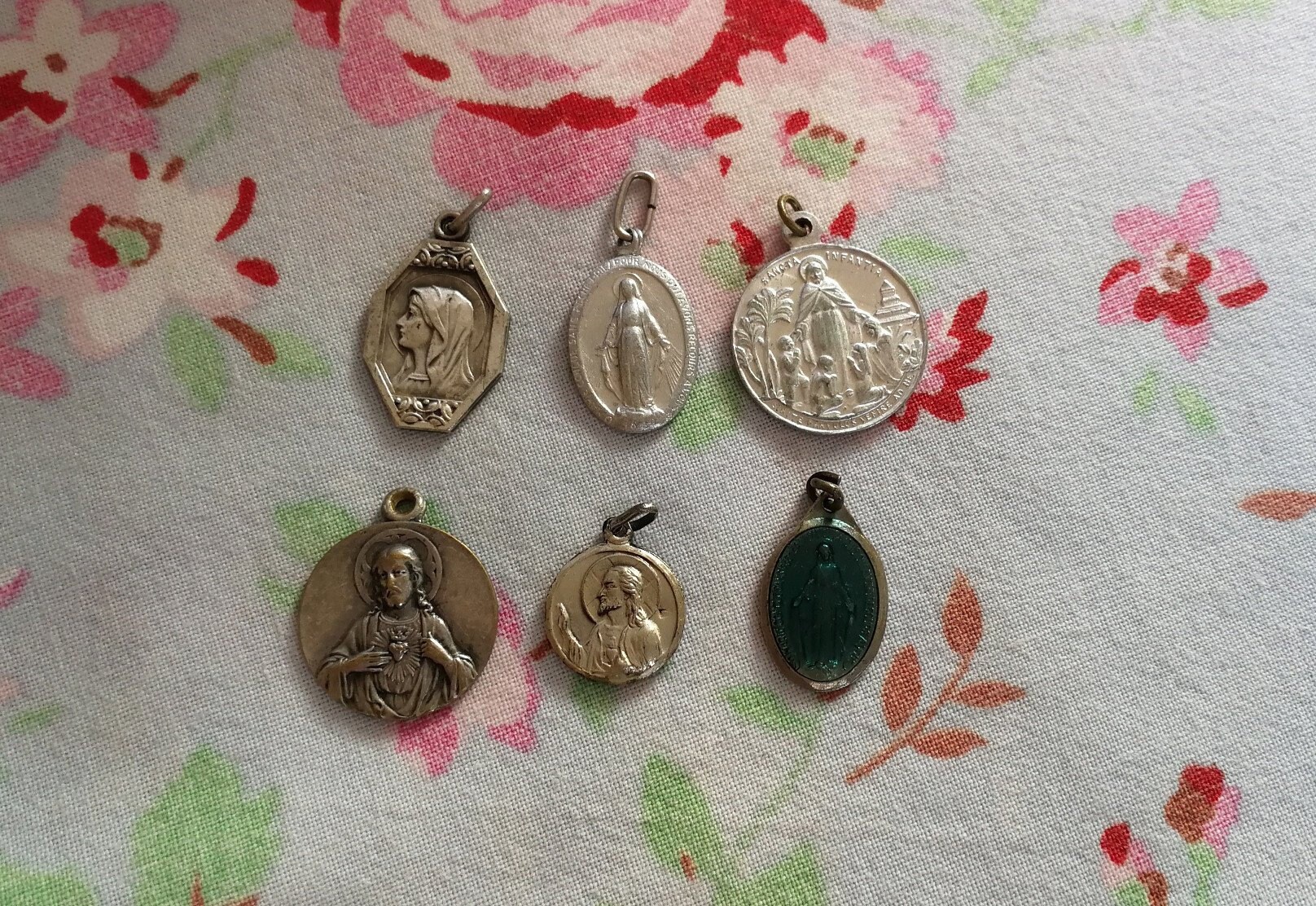Lot de 6 Antique Français Religieux Médailles Pendentifs Vierge Marie Lady Lourdes Double Face Catho