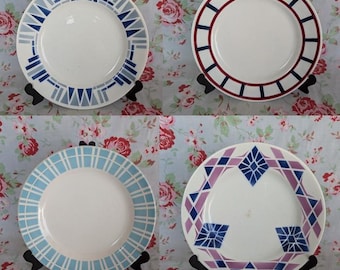 4 Mismatched Digoin Sarreguemines Badonviller Moulin des Loups Douai Simonette Dessert Teller Vintage Französisch Schablone Mixed Designs Blau Rot