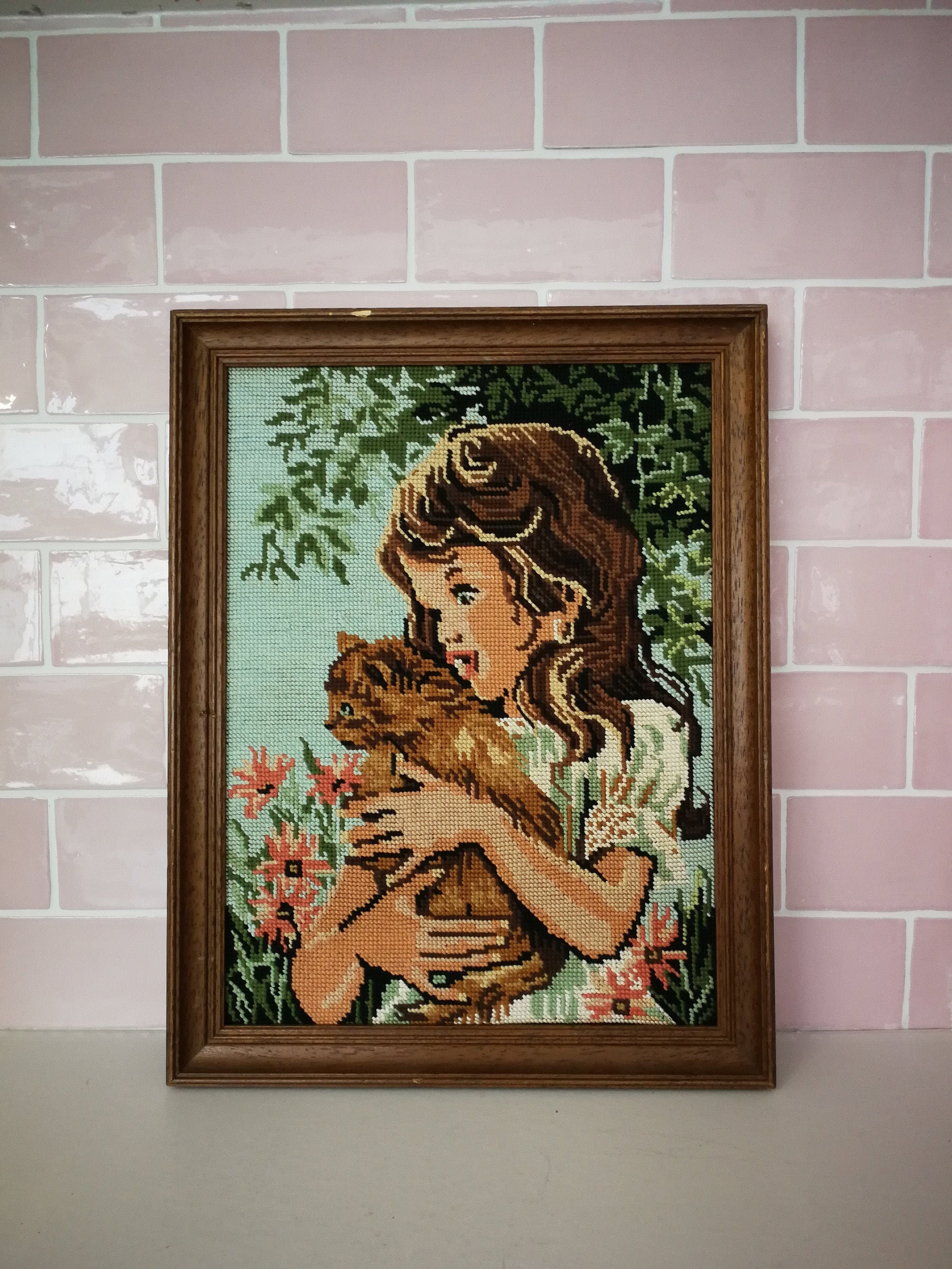 Vintage Français Petite Fille + Chaton Encadré Point de Croix Toile Needlepoint Nursery Décor Retro 