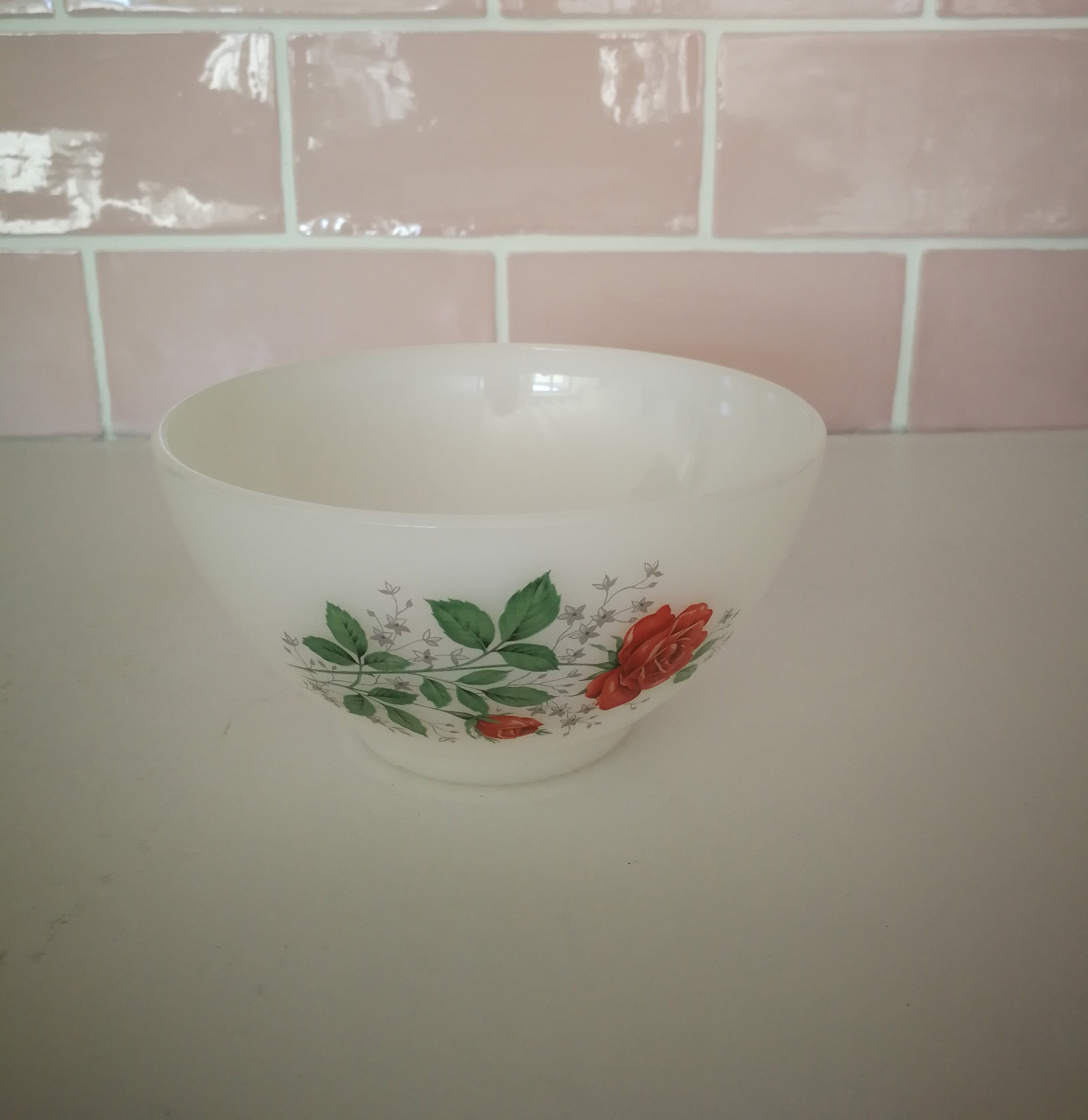 Vintage Français Arcopal Verre Blanc Roses Rouges Bol Café Au Lait Latte Tasse à Mug Made in France 