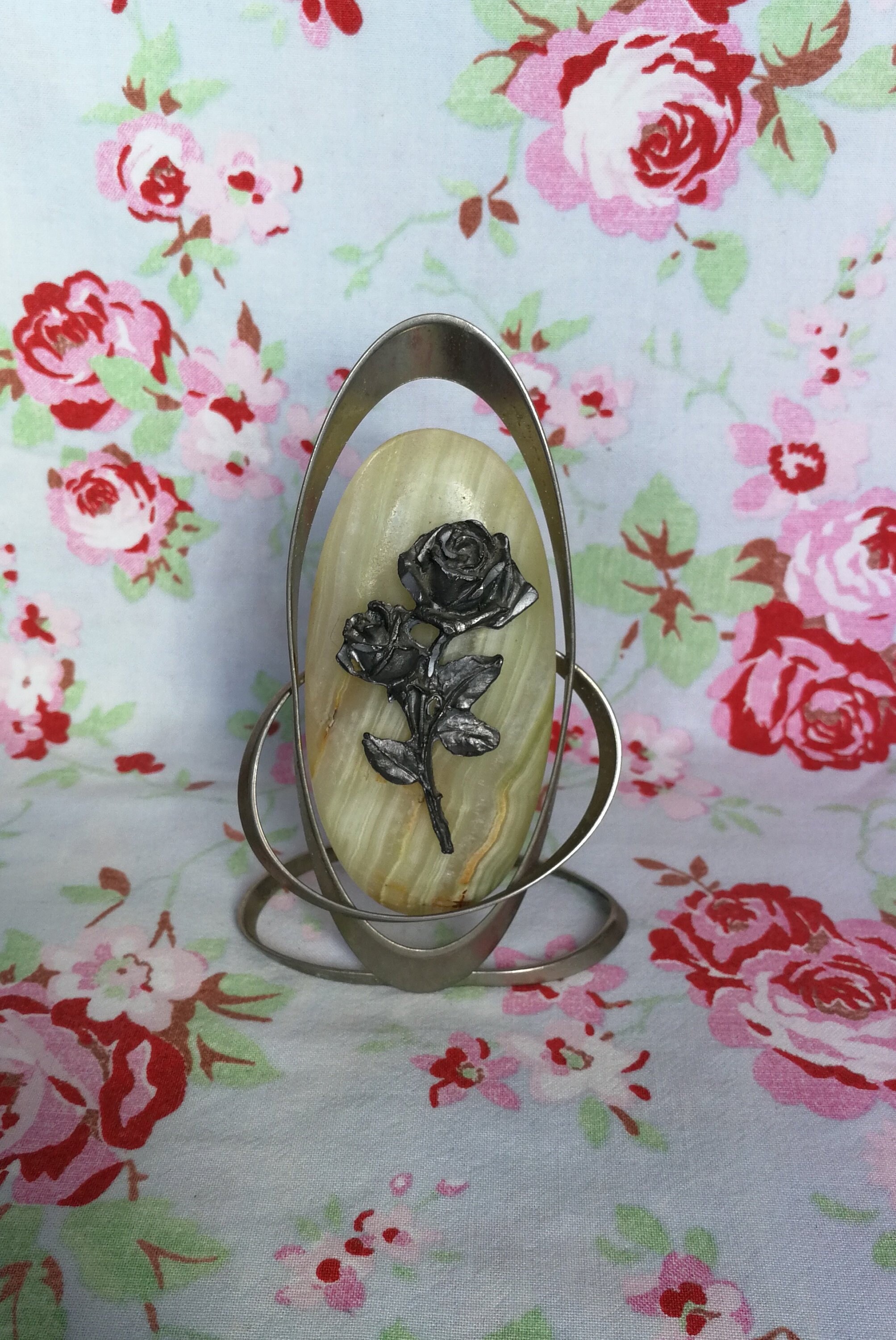 Vintage Français Rose Romantique sur Marbre Décor Flower Mid Century Hand Made Carved Single Stem