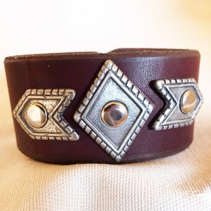 1 1/2インチ レザー ダイヤモンド アロー コンチョ カフ ブレスレット