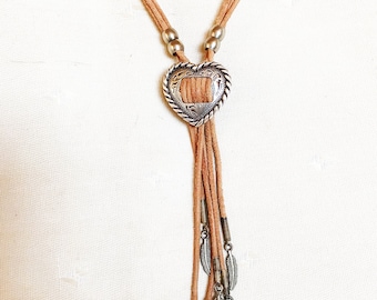 Collier de cow-girl Boho Bolo Western Southwestern Boho Bolo avec breloque en forme de plume en argent