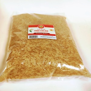 Puede incluir: Una bolsa de plástico transparente llena de arroz de grano largo. La bolsa tiene una etiqueta con el texto "DIRI CHODE Parboiled Basmati Premium Quality" y el peso es de 2,27 kg. El arroz es de color dorado claro.