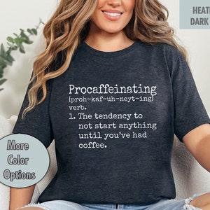 Könnte beinhalten: Heather dunkelgraues T-Shirt mit einem weißen Aufdruck, der "Procaffeinating [proh-kaf-uh-neyt-ing] Verb. 1. Die Tendenz, nichts zu beginnen, bevor man Kaffee getrunken hat." lautet.