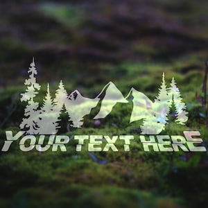 Peut inclure: Une silhouette blanche de montagnes, d'arbres et le texte "YOUR TEXT HERE" sur un fond flou de mousse verte.