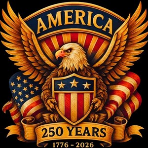 Peut inclure: Un embl&egrave;me patriotique repr&eacute;sentant un aigle dor&eacute; aux ailes d&eacute;ploy&eacute;es, un bouclier et le drapeau am&eacute;ricain. Le mot "AMERICA" est inscrit au-dessus de l'aigle. Une banni&egrave;re indique "250 YEARS 1776-2026". Le design utilise le rouge, le blanc, le bleu et l'or.