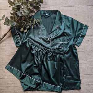 Emerald Green Personalised Bridesmaid Bridal Party Pyjamas, Satin, Silk, Bridesmaid Robes, Wedding, Pjs, Gift, Proposal, Custom