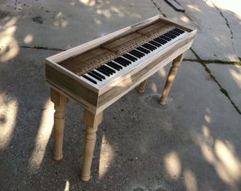 Mesa auxiliar con piano