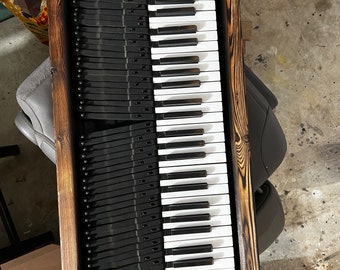 Mesa de centro con teclas de piano (abreviada)