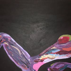 Op de afbeelding: Abstracte schildering van een naakt figuur in verschillende tinten paars, roze, rood en geel op een zwarte achtergrond.