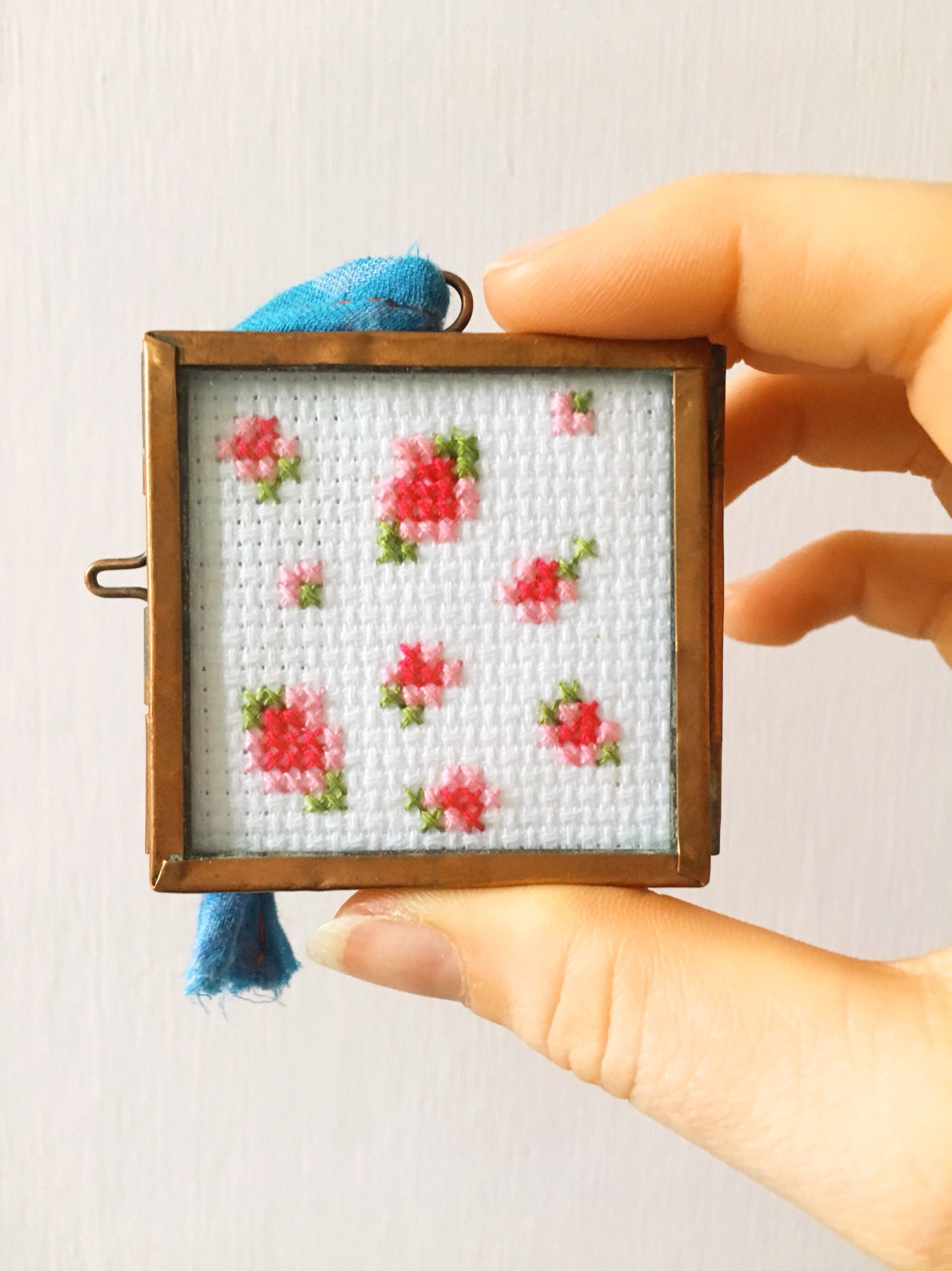 Cross Stitch Flowers/framed Cross Stitch/kiko Frame/floral Cross Stitch Flowers/framed Cross Stitch/kiko Frame/floral
