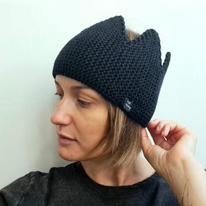 Schwarze Merino Wolle Krone, Handgestrickte Krone Ohrwärmer, Handgestrickte Kronenstirnband, Rippenstrickkrone, Erwachsene Kronenstirnband, Großkopfkrone