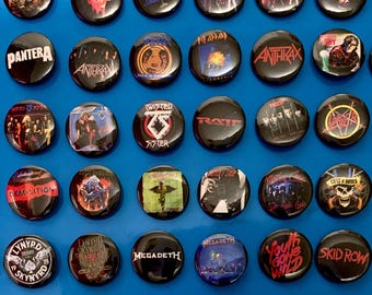 Pines y distintivos de bandas de heavy metal de los 80