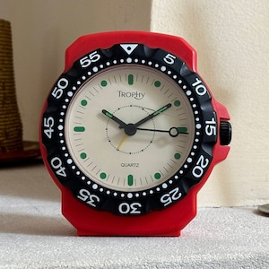 Formula 1 Trophy Desk Clock with Rally Racing Design & Diver Style Bezel – Unique Motorsport Decor Gift