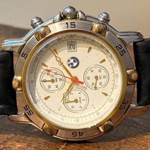 Relógio cronógrafo BMW vintage – mostrador branco, pulseira de couro preta, relógio retrô de automobilismo