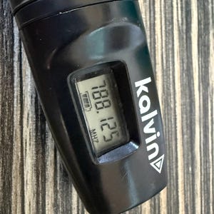 Kalvin KV-1950 drahtloser Handmikrofon-Sender mit Nierencharakteristik, dynamischer Mikrofonkapsel und LCD-Display