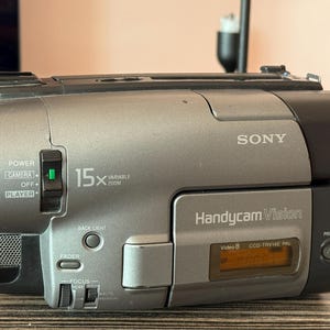 Cámara de vídeo digital Sony CCD-TRV14E Handycam, videocámara vintage, en perfecto estado de funcionamiento. Incluye 2 controles remotos y cargador.
