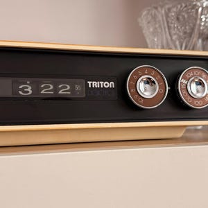 Vintage Triton Digichron CL 101 Flip Clock Radio with Calendar AM FM Retro Desk Clock Timekeeper