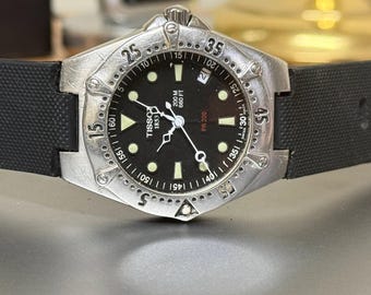 Reloj de cuarzo Tissot PR200 Diver de 38 mm, deportivo unisex con esfera negra, resistente al agua, caja de acero inoxidable duradera, resistente y elegante.