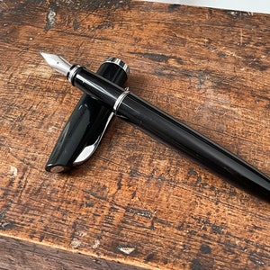 Vintage Aurora vulpen van zwarte hars met chromen afwerking – elegant schrijfinstrument voor verzamelaars