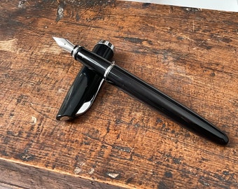 Vintage Aurora Black Resin Fountain Pen with Chrome Trims – Elegant Collectible Writing Instrument
