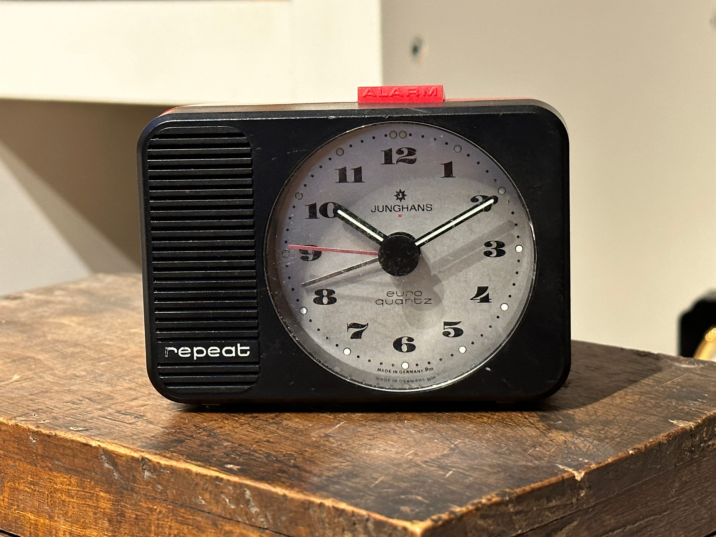 Junghans Euro Quartz Table Clock Repeat Function Analog Red Black Modern Desk Clock