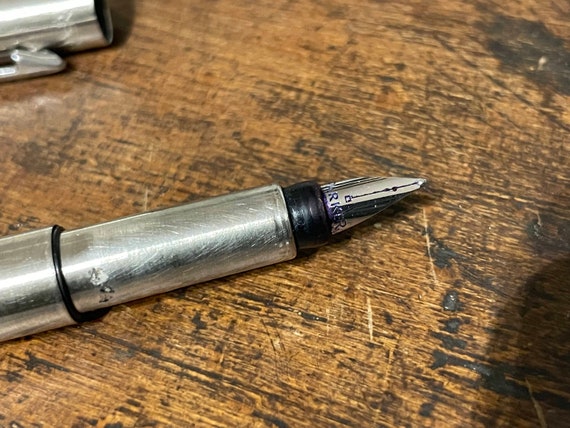 Stylo Plume Parker Vintage - Corps Gris Inox - Ancien Modèle