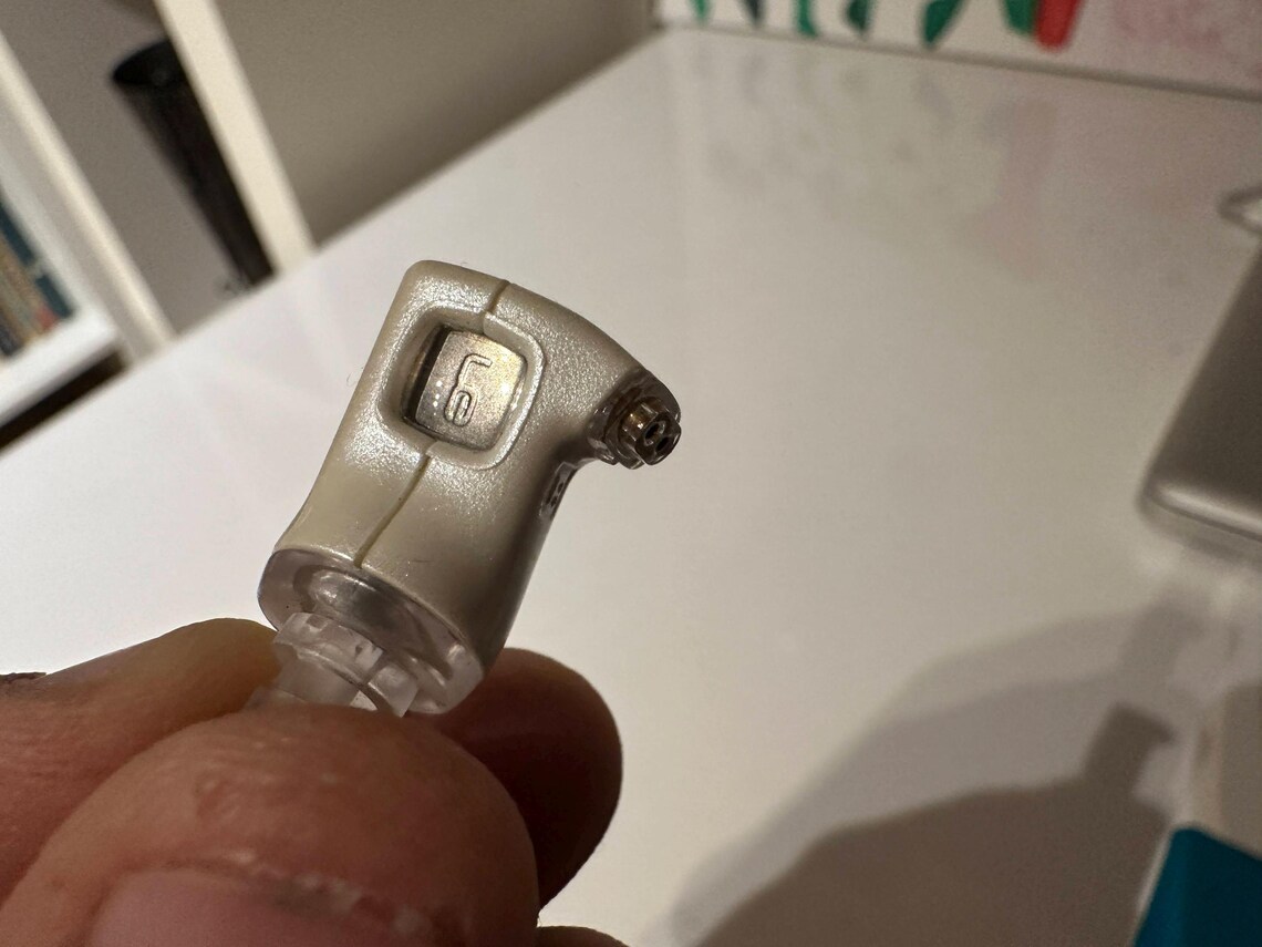 Ultimate Ears In-Ear Headphones Super Fi 3 M-Audio IE-10 right side, foto 2 di 4