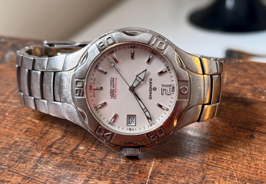 Schweizer Candino Titanuhr mit weißem Zifferblatt, Saphirkristall