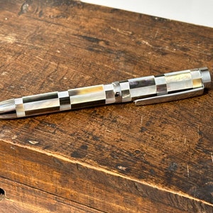 Marmeren balpen met chromen accenten - elegant wit en zwart wervelend ontwerp, luxe schrijfcadeau