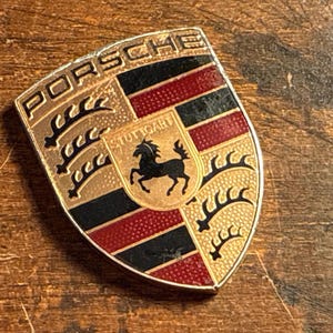 Porsche 911 Carrera, Boxster, & Cayman Original Haube Logo Metall Gold Original 3.8x2.7 cm