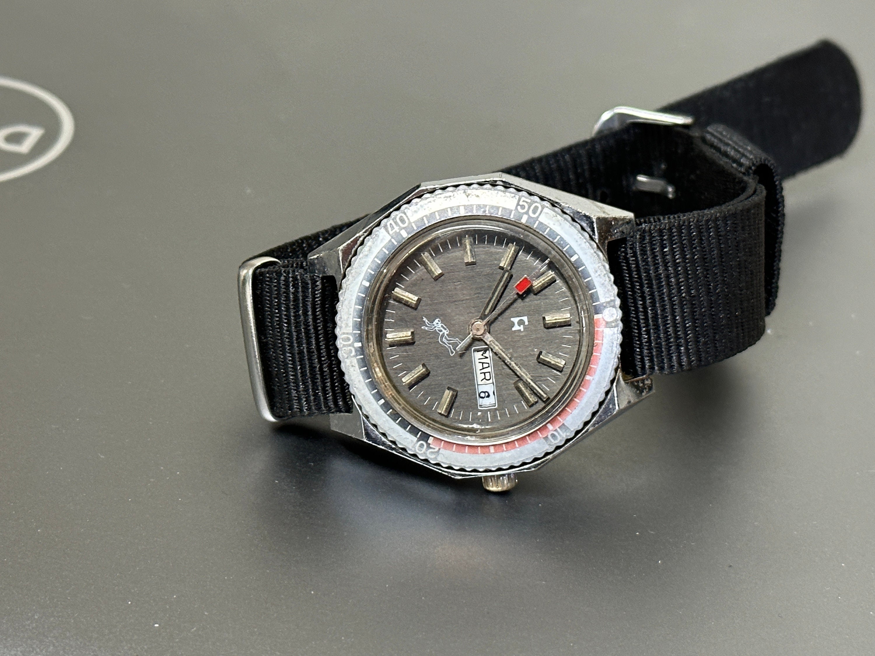 Rare montre de plongée mécanique vintage à remontage manuel