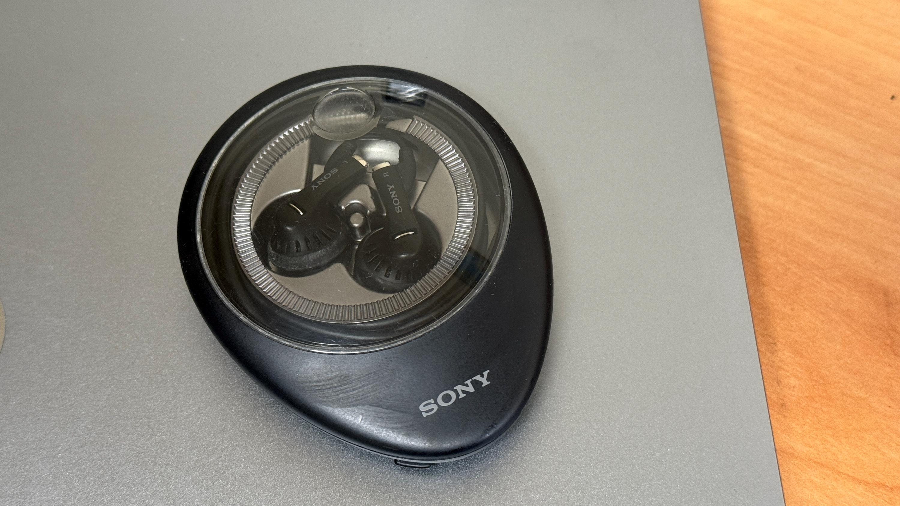 Sony MDR-E484 Headphones With Original Case, Made in Japan Walkman