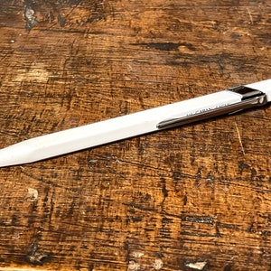 Stylo à bille Caran D'Ache Blanc 849 - Instrument d'écriture de luxe, superbe design et expérience d'écriture fluide