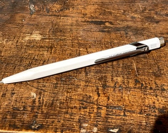 Bolígrafo Caran D'Ache Blanco 849 - Instrumento de escritura de lujo, diseño excepcional y escritura fluida