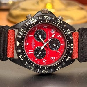 オークリー タイプ レッド クロノグラフ ウォッチ – 大胆なスクエア型