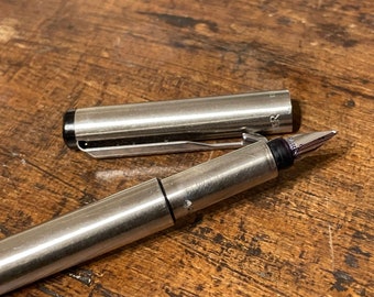 Pluma estilográfica Parker vintage de metal: instrumento de escritura clásico y regalo coleccionable para los amantes de las plumas.