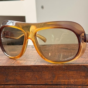 Vintage 1980s Vienna Line Oversized Sunglasses for Women – Retro Bold Frame Eyewear, Classic Fashion Accessory