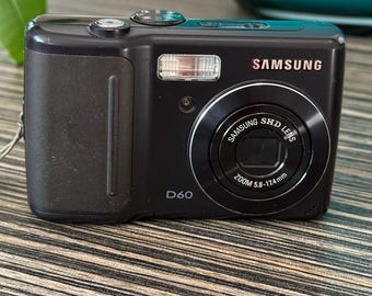 Fotocamera digitale Samsung D60 da 6.0 MP - Testata - Funzionante