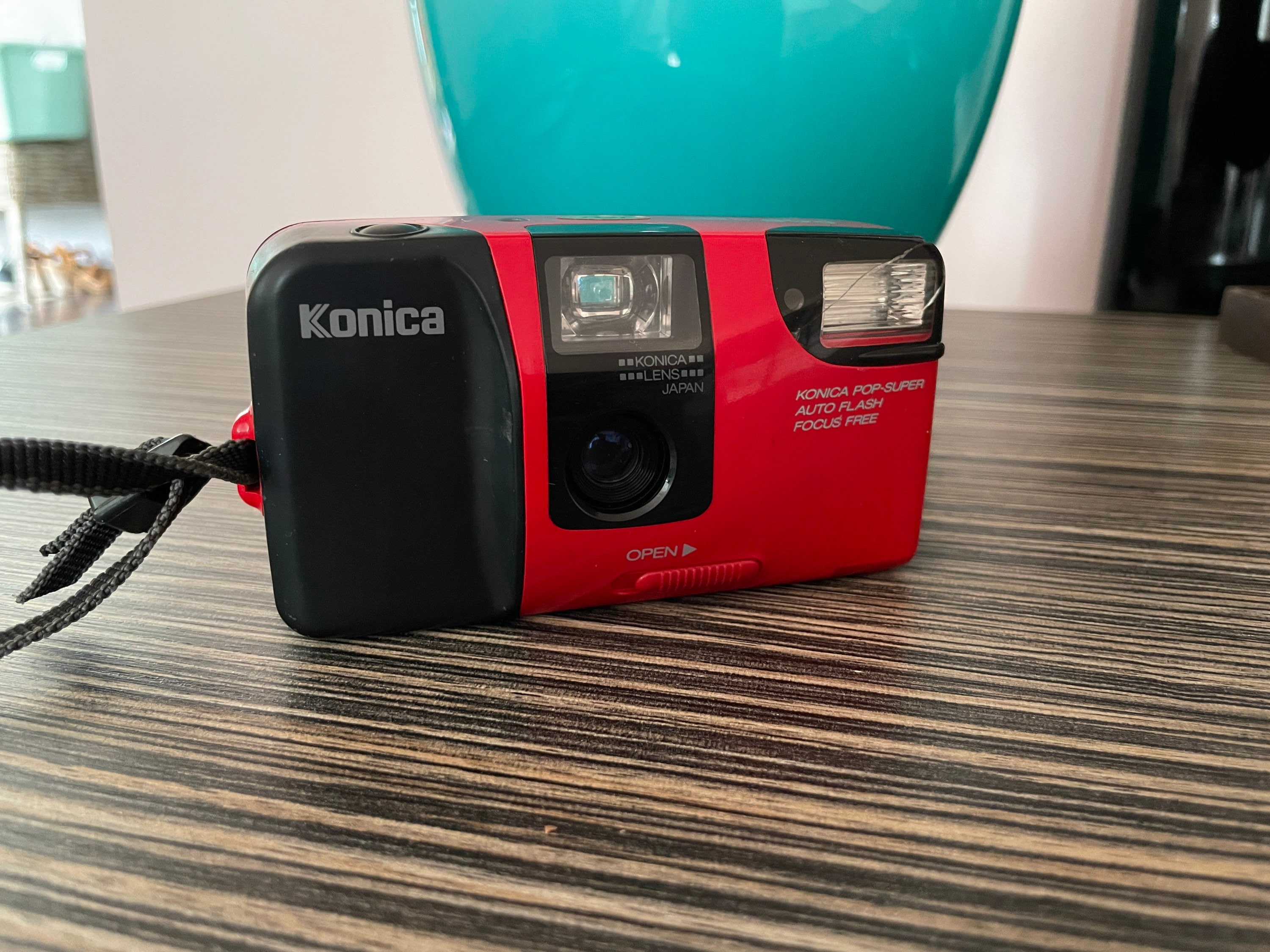 コニカ ポップスーパー ヴィンテージフィルムカメラ - レトロな35mm