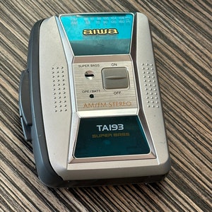 Radio con reproductor de casete Walkman Aiwa HS-TA193 vintage con graves superbajos.