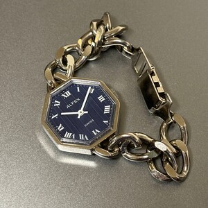 Klasyczny damski zegarek mechaniczny Alfex z sześciokątną obudową i niebieską tarczą. Elegancki szwajcarski design.