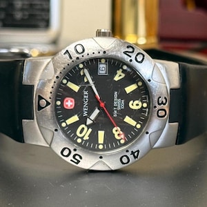 Wenger Swiss Army Men’s Quartz Diver Watch – Durable, Water-Resistant, Sporty Timepiece for Outdoor & Everyday Wear