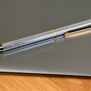 Bolígrafo Rowenta vintage de acero y dorado, instrumento de escritura coleccionable de Alemania Occidental.