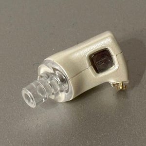 Auriculares intrauditivos Ultimate Ears Super Fi 3 M-Audio IE-10 (lado derecho)